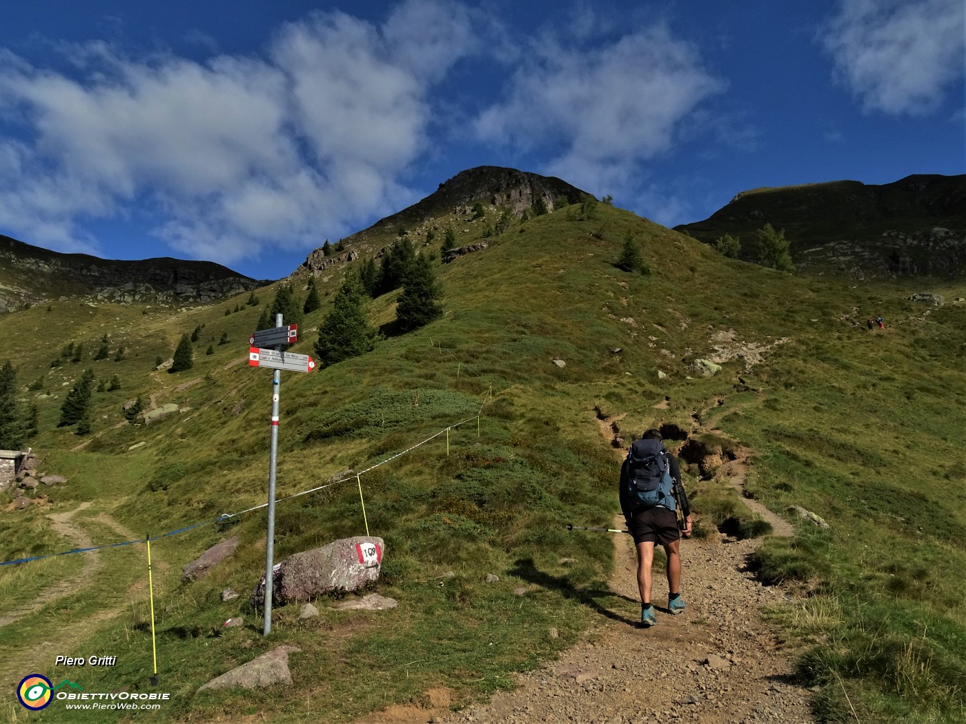 11 Imbocchiamo a dx il sent. 109 per i laghi di Ponteranica, scenderemo dal sent. 109 A qui a sx.JPG